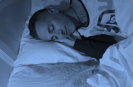 האם באמת חשוב לישון בשעה קבועה? ואיך זה קשור להורמון הגדילה?