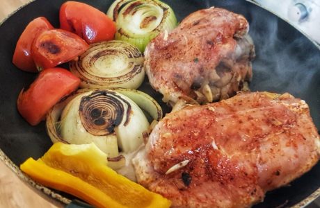 חזה עוף ממולא פטריות ובצל מוגש עם ירקות בתנור